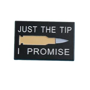 Broche en émail noir avec un graphique de balle et une typographie amusante pour accessoire.