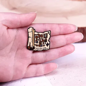 Broche emaillee carte au tresor vintage avec labyrinthe detaille et crane pour les vetements.