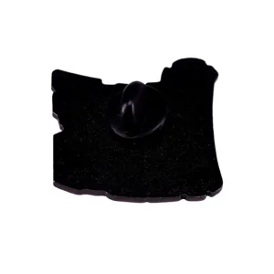Détail du dos de la broche émaillée avec fermoir en caoutchouc noir sécurisé.