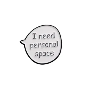 Primer plano de un divertido broche de metal con burbuja de texto de espacio personal.
