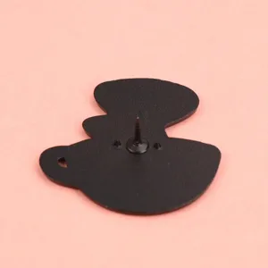 Detailopname van de achterkant van de zwarte metalen kopvormige brochespeld met veilige speld.