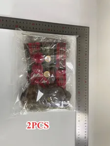 Detailansicht von 2er-Set karierten Weihnachts-Weinflaschenhüllen mit Kunstpelz und Knöpfen