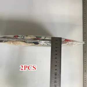 Medición detallada del grosor de 2 fundas navideñas de tela para botellas de vino