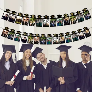 Detalle del cartel de fotos Congrats Grad colgado sobre graduados con sus togas