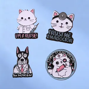Simpatiche Spille in Smalto per Animali Medici Cartone Animato Gatto Infermiera Cane Dottore Spille in Lega per Decorazione Vestiti Zaino Distintivo Creativo Gioiello Regalo
