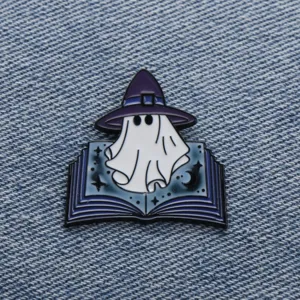 Süßer Halloween Geist Hexenhut offenes magisches Buch Metall Emaille Anstecknadel Detail.