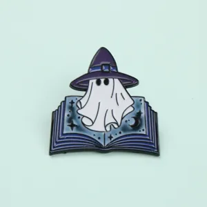 Detailansicht der niedlichen Hexen-Geist-Anstecknadel mit magischem Buch-Design für Halloween.