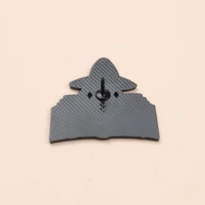 Detailansicht der Rückseite einer schwarzen Metall Hexen Geist Emaille Brosche Stift.