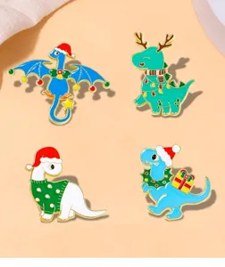Detailansicht der niedlichen Weihnachts-Cartoon-Dinosaurier-Emaille-Anstecknadel für Kleidung.