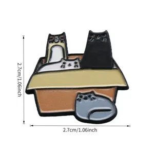 Spilla in metallo smaltato con disegno di una simpatica famiglia di gatti nella scatola