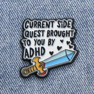 Grappige gaming emaillen speld badge met zwaard ontwerp en ADHD slogan kleding accessoire