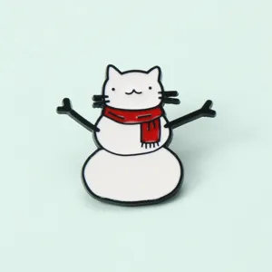 Nahaufnahme Detail der süßen Katzen Schneemann Emaillernadel, Metall Broschen Abzeichen.