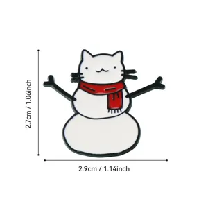 Nahaufnahme der süßen Katzen-Schneemann-Emaillbrosche mit präzisen Maßen und feiner Qualität.