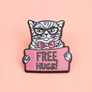 Joli badge en émail de chat chaton avec des lunettes et une pancarte, idéal pour sacs à dos.