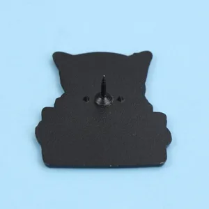 Vue détaillée de l'arrière du pin's émaillé chat cartoon mignon pour sacs à dos et vêtements.
