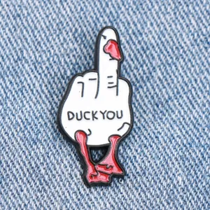 Nahaufnahme einer lustigen Ente Mittelfinger Metall Brosche Abzeichen fuer Rucksack Kleidung.