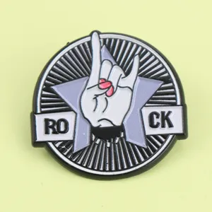 Nahaufnahme des kreativen Rock-Handgesten Metall Emaille Ansteckers für Rucksack und Kleidung.