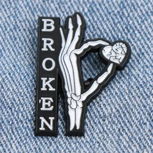 Skelett Hand gebrochenes Herz Metall Emaille Anstecknadel Brosche, kreatives Punk Abzeichen.