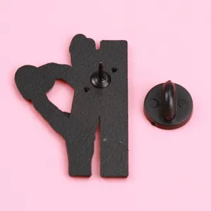 Metall Reversanstecker mit niedlichem Fingerherz-Design, ideal für Rucksack und Kleidung.