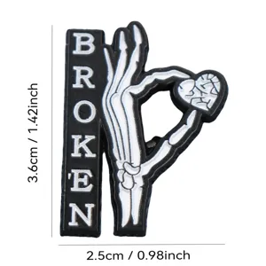 Gotischer Skeletthand Emaille Anstecknadel mit gebrochenem Herz, stilvolles Kleidungs-Accessoire.