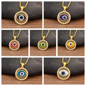 Collana con ciondolo malocchio placcato oro dettaglio con zirconi colorati.