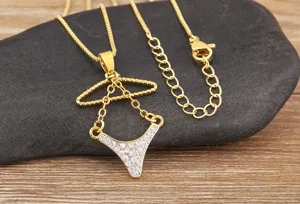 Gros plan de detail sur les finitions du collier pendentif cintre bikini en zircons.