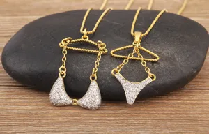 Collier pendentif bikini et cintre plaque or detail avec pierres zircone cubique brillantes.