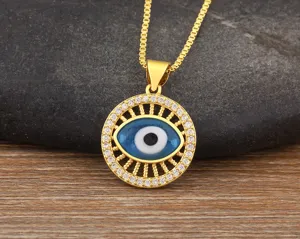 Squisita collana con ciondolo malocchio placcato oro 18k e dettagli in zircone cubico.