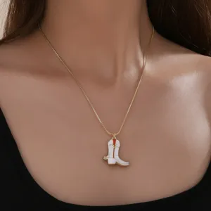 Collier chaîne doré avec un charmant pendentif botte de cowboy blanche et détails émaillés.
