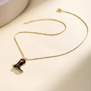 Collier chaîne dorée avec pendentif botte de cowboy en émail et détail cœur mode.
