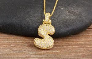 Vue detaillee de la chaine collier pendentif lettre S style bulle en or zircone.