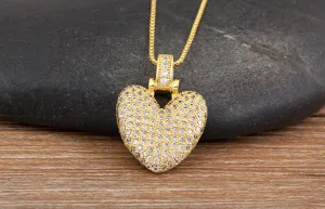 Collier pendentif cœur plaqué or zircone cubique vue détaillée, bijoux de mode élégants.