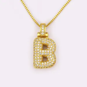 Collier pendentif lettre B plaqué or avec des pierres de zircone cubique scintillantes.