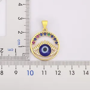 Scatto dettagliato del ciondolo malocchio in zircone placcato oro 18K con righello.