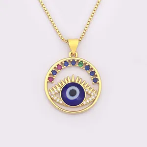 Collana con occhio turco placcato oro con zirconi cubici colorati e ciondolo geometrico.
