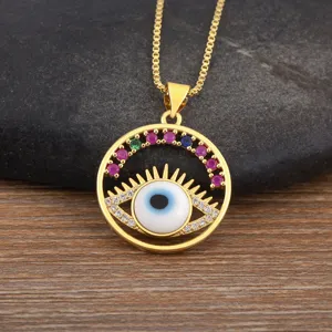 Collana con ciondolo malocchio placcato oro con zirconi colorati e design geometrico elegante.