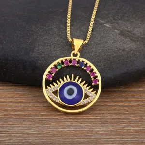 Primo piano della collana malocchio placcata in oro con zirconi colorati scintillanti.