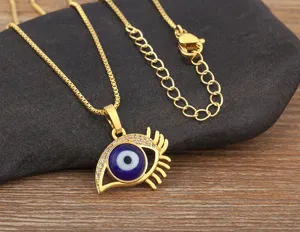 Primo piano dettagliato di una collana con ciondolo malocchio dorato e zirconi.