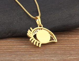 Primo piano dettaglio della splendida collana con ciondolo occhio turco placcato oro 18K.