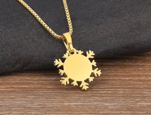 Collana con ciondolo a fiocco di oro in primo piano che mostra dettagli di gioielli geometrici.