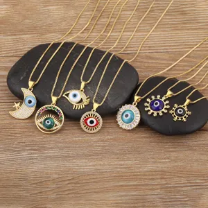 Collana malocchio in rame bagnato oro 18k con eleganti ciondoli geometrici in zircone.