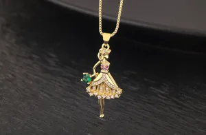 Gros plan exquis de collier pendentif danseur plaqué or, affichant des détails étincelants.
