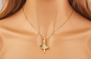 Détail du collier pendentif danseuse de ballet plaqué or avec des cristaux brillants.