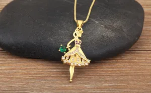 Collier pendentif princesse plaqué or avec des strass étincelants et une gemme verte.