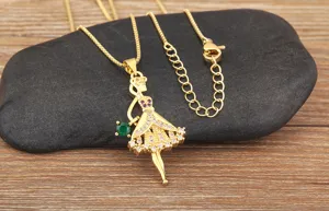 Collier pendentif danseuse plaqué or 18k exquis avec zircone étincelante et accent de pierre verte.