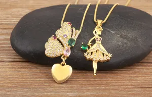 Vue détail du collier papillon et danseuse en plaqué or avec oxydes de zirconium scintillants.