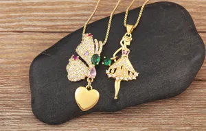 Détail du magnifique collier pendentif papillon cœur et danseuse plaqué or 18K fin