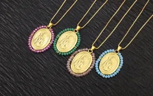 Collier pendentif ovale saint Jude plaqué or 18K avec perles en acrylique colorées détail.