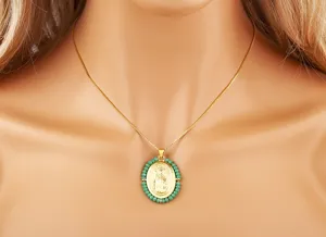 Détail du collier avec pendentif ovale portrait plaqué or et perles acryliques vertes.