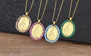 Collier pendentif ovale saint Jude plaque or dore avec chaine de perles acryliques.